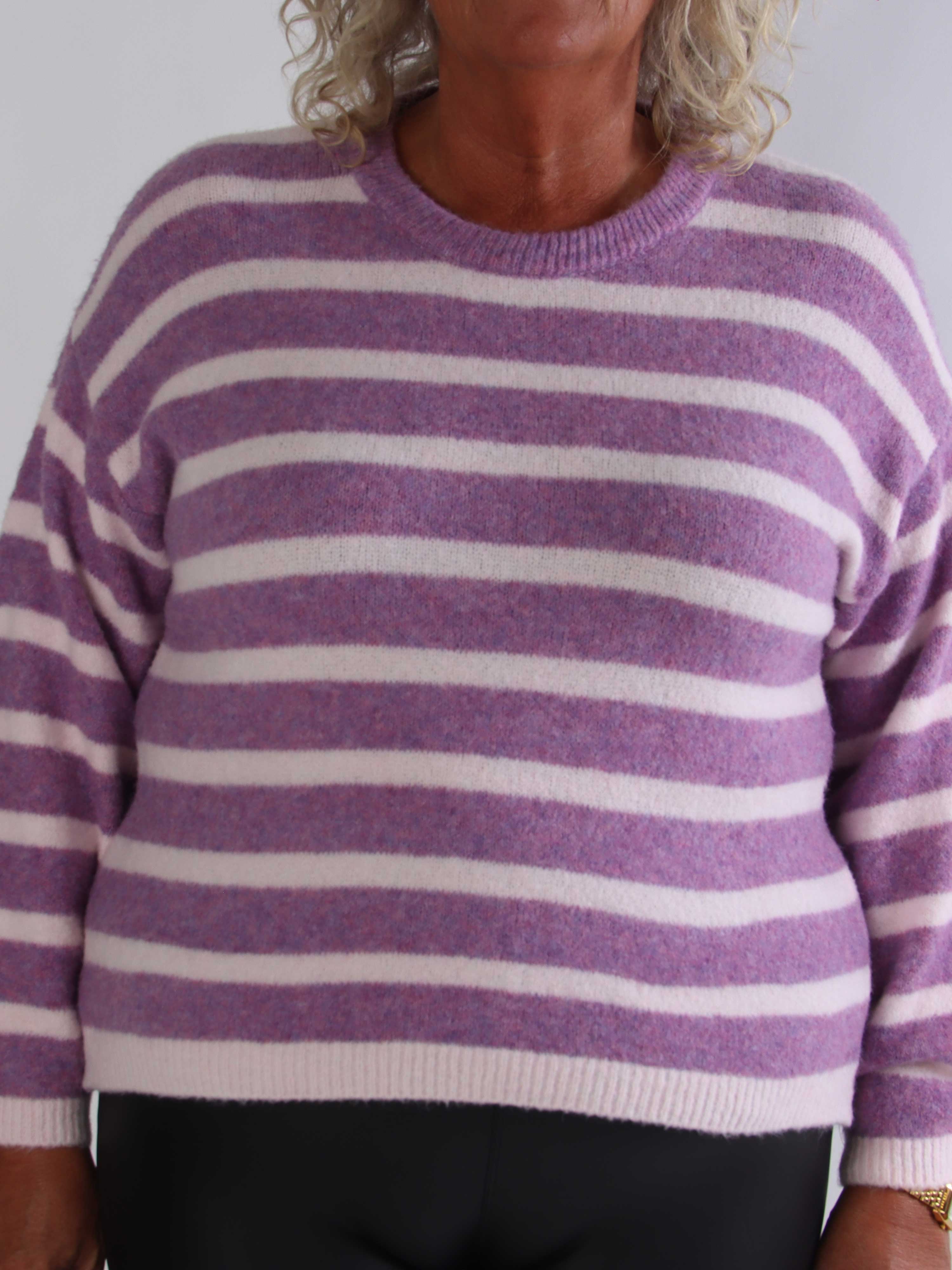 Romilly - Blød plus size strikbluse i en behagelig viskoseblanding med striber